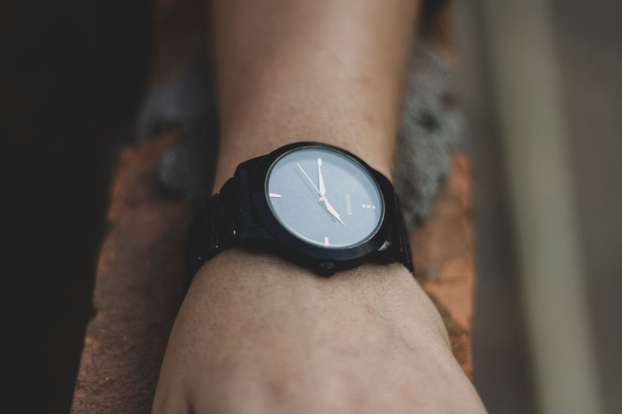 collection-01 Minimalist black watch on wrist showcasing elegant design and precise timekeeping.